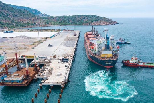 Ông lớn năng lượng miền Trung trở lại “đường đua xanh”, đón tàu siêu trọng từ Đức