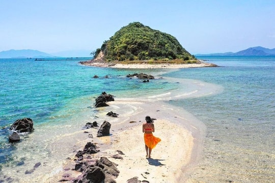 Có một hòn đảo ở Nha Trang nơi con đường cát trắng “xé đôi đại dương” như dải lụa mỏng nối ba giấc mơ xanh
