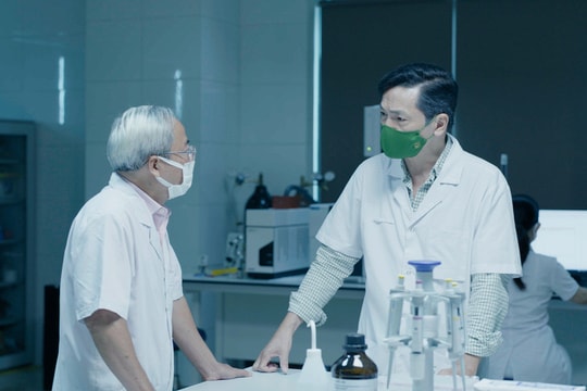 Kín tiếng sau ánh đèn sân khấu: Phong cách sống  của "ông bố quốc dân" khiến công chúng nể phục