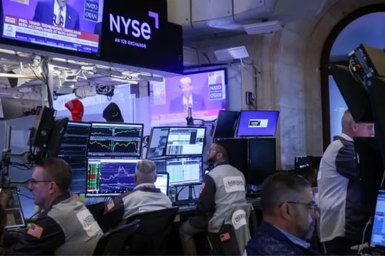 S&P 500 chạm đỉnh lịch sử, cổ phiếu năng lượng và crypto dẫn sóng