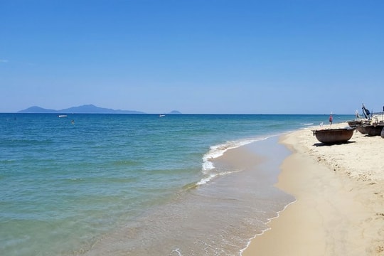 Không phải Mỹ Khê, cũng chẳng phải Cửa Đại: Gần Đà Nẵng có bãi biển vắng đến lạ từng lọt top đẹp nhất châu Á