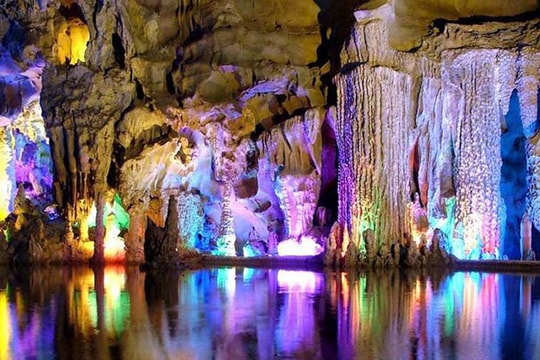 Có một hang động ở Ninh Bình được ví như “cánh cổng xuyên không gian” giữa lòng núi đá