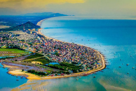 Miền Trung có một bãi biển "cung đàn trời" đẹp như vần thơ cổ, sở hữu đường cong cát trắng tựa nét vẽ thần linh