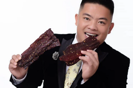 Biệt thự nghìn mét, nhà hàng 100 tỷ và cả Porsche để ship đồ: TikToker Hải Sapa làm gì mà đổi đời nhanh vậy?