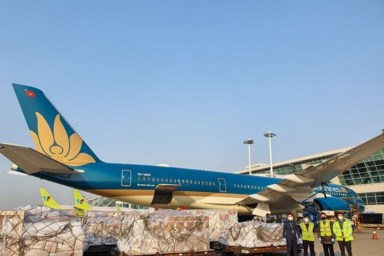 Về vụ 2 máy bay tại Nội Bài gặp sự cố, người trong cuộc nói gì?