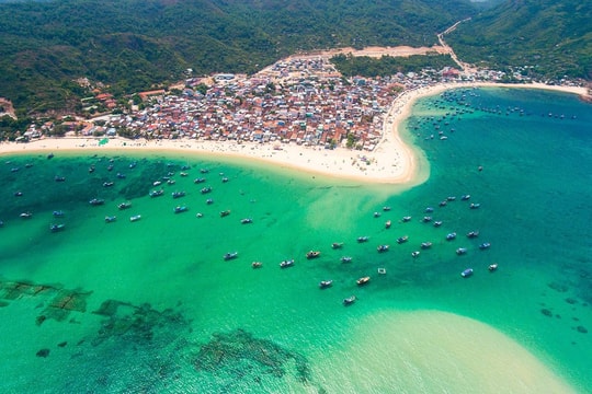 Việt Nam có một vùng “đất võ, trời văn”, có bãi biển "vầng trăng khuyết" và giấu cả tháp cổ nghìn năm