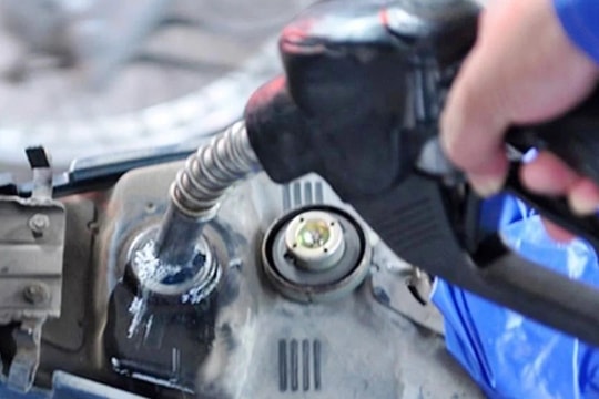 Giá xăng dầu hôm nay 4/11/2025: Đồng loạt giảm nhẹ, thị trường lo ngại dư cung