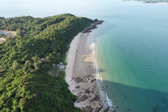 Không phải Hạ Long, miền Bắc có một bãi biển tên lạ đẹp như “cung trăng” đang giấu mình giữa đảo thiên đường