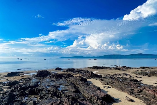 Không phải miền Trung, bãi biển dài nhất Việt Nam nằm gần Hà Nội: Đẹp như lời ru gió và cát