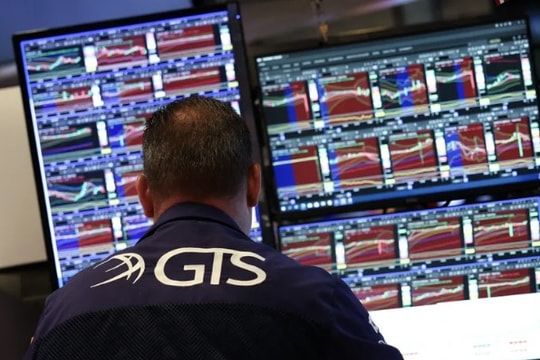 S&P 500 lập đỉnh mới, HPE và First Solar bứt phá nhờ tin M&A và chính sách thuế