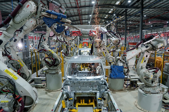 Choáng ngợp trước dàn robot hàn hiện đại tại nhà máy VinFast Hà Tĩnh và cận cảnh những chiếc xe điện đầu tiên xuất xưởng