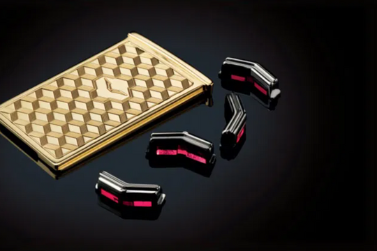 Chiếc điện thoại giá ngang ô tô Toyota Corolla Altis bản cao cấp, không 5G nhưng tại sao vẫn "thiếu hàng"?