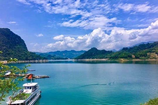 Không cần đến biển, gần Hà Nội cũng có một “vịnh Hạ Long trên núi” đẹp như mộng giữa rừng hồ