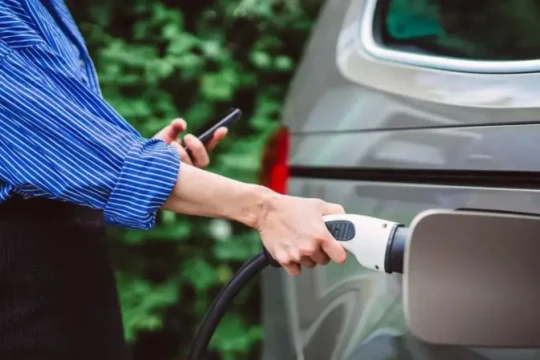 Công nghệ mới giúp 'nạp năng lượng' cho xe nhanh hơn cả đổ xăng