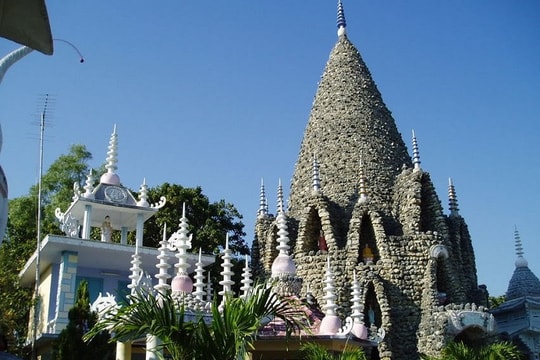 Có một ngôi chùa độc nhất ở Việt Nam “dệt” bằng vỏ ốc và san hô dựng nên 18 tầng địa ngục kỳ bí