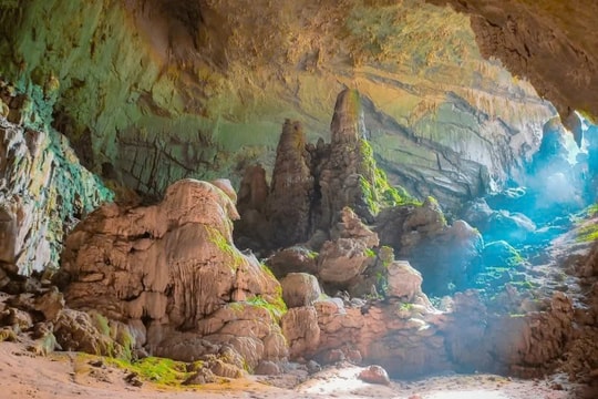 Chỉ cách Hà Nội hơn 200km, có một hang động 250 triệu năm tuổi kỳ vĩ như Phong Nha – Sơn Đoòng