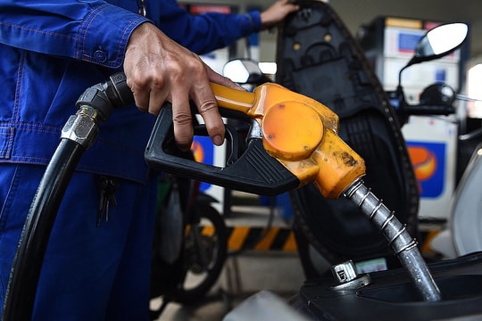 Giá xăng dầu hôm nay 3/7: Bật tăng mạnh sau động thái từ Mỹ