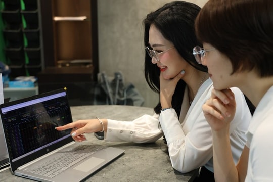 Chứng khoán hướng tới mốc 1.400, cổ phiếu VIX vẫn là điểm nhấn