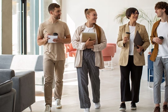 Hai thế hệ, hai phong cách sống: Khi GenZ chọn sống nhanh, còn GenX lại sống chắc