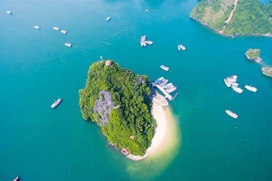 Không phải Nha Trang hay Phú Quốc, một bãi biển gần Hà Nội lọt top đẹp nhất thế giới