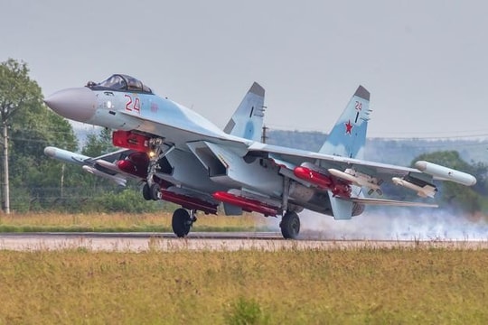 Lô tiêm kích SU-35 vừa tiếp nhận được phi công đánh giá cao, vậy loại máy bay chiến đấu này mạnh đến cỡ nào?