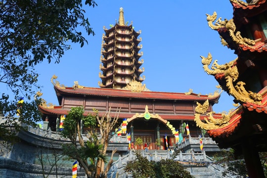 Chỉ cách Hà Nội 30km, có một ngôi chùa giữ 2 kỷ lục thế giới với tòa tháp độc nhất vô nhị
