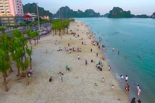 Không chỉ Bãi Cháy, Hạ Long còn giấu một bãi biển từng là ‘vùng cấm tắm’ đẹp như bức thủy mặc giữa vịnh xanh