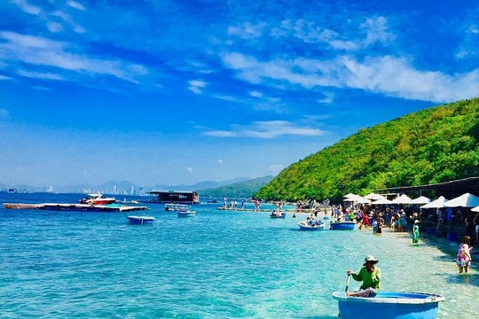 Giữa vịnh biển Nha Trang, có một “Đảo Bồng Lai” giấu mình với bãi tranh thơ mộng và làng chài ven sóng