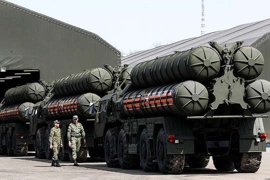 Nga nói đang bàn giao 2 tổ hợp phòng không S-400 đúng tiến độ