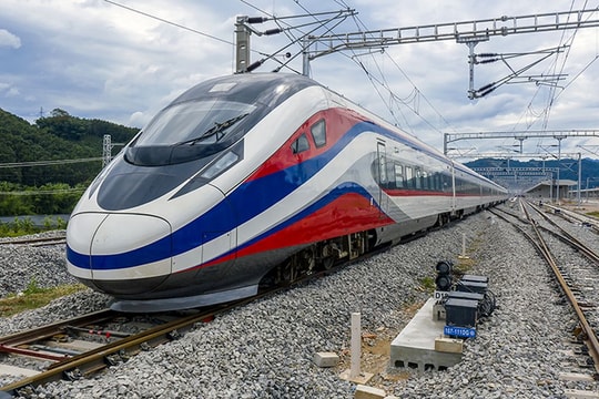 Trung Quốc minh chứng sức mạnh hạ tầng từ tuyến đường sắt cao tốc xuyên núi này, chạy 308 km chỉ mất 1 tiếng 30 phút