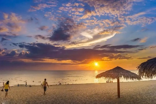 Có bãi biển đẹp như tranh nằm sát ga đường sắt cao tốc Bắc Nam, chỉ vài phút là chạm “vitamin sea” giữa lòng miền Trung