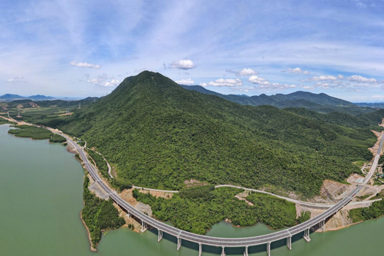 Cao tốc Vũng Áng – Bùng chuẩn bị thông xe: Doanh nghiệp vận tải, logistics đón cơ hội mới