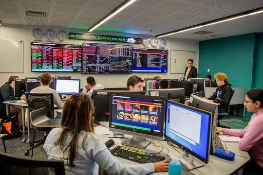 Thị phần môi giới chứng khoán: Cuộc chơi của 10 ông lớn và hơn 60 " người rượt đuổi"