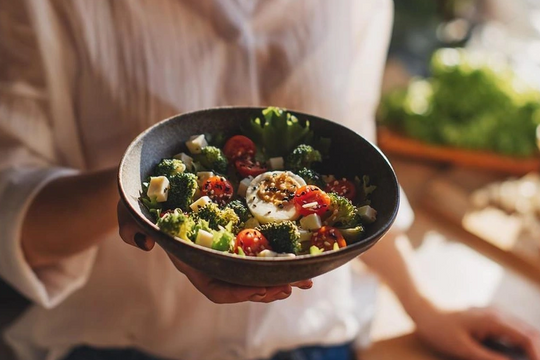 Ăn vì cơ thể, không vì thèm: Phải chăng đây là phong cách sống mới của người biết lắng nghe bản thân?