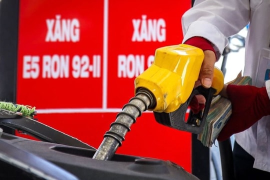 Giá xăng dầu hôm nay 26/7: đồng loạt giảm mạnh