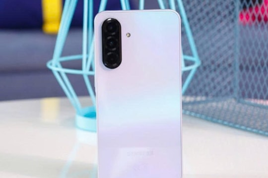 Trải nghiệm “chiến binh tầm trung” của Samsung: Màn lớn, pin trâu, cam ổn và cập nhật đến tận năm 2030