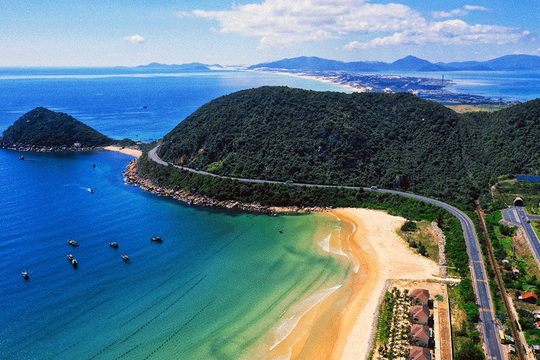 Có một bãi biển tĩnh lặng cuối miền Trung: Cát trắng mịn, nước xanh trong, đẹp như giấc mơ dang dở