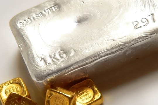 Giá bạc hôm nay 12/7/2025: Tăng mạnh cuối tuần