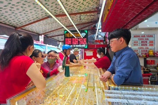 Dự báo giá vàng ngày mai 13/7: Dòng tiền phòng thủ dồn về vàng