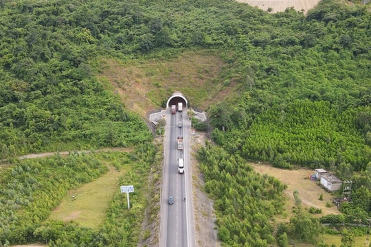 Chỉ còn khoảng 20m nữa, hầm xuyên núi Hoành Sơn sẽ được khoan thông sau 6 tháng thi công