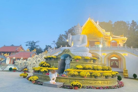 Ven biển xứ Thanh có ngôi chùa linh thiêng view biển triệu đô, đẹp như chốn bồng lai