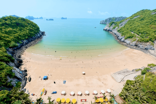 Gần Hà Nội có bãi biển xanh ngọc, cát trắng, núi đá ôm trọn: Đẹp mê hồn không góc chết