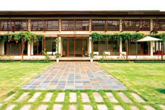 Diva làng nhạc Việt sở hữu biệt thự triệu USD: Kiến trúc phủ gỗ bề thế, không gian sống khiến ai cũng muốn "về quê nuôi cá và trồng rau"