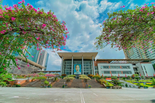 Ngôi trường khiến hàng nghìn học sinh Hà Nội mơ ước: Nơi 95% đỗ đại học, học phí hệ chuyên chỉ từ 500.000 đồng/tháng