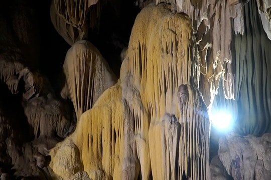 Có một hang động kỳ ảo giữa rừng miền Trung: Thạch nhũ đổi màu và dòng sông cát chảy ngầm trong lòng đất