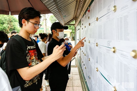 Công bố phổ điểm thi tốt nghiệp THPT 2025: Môn văn không có điểm 10