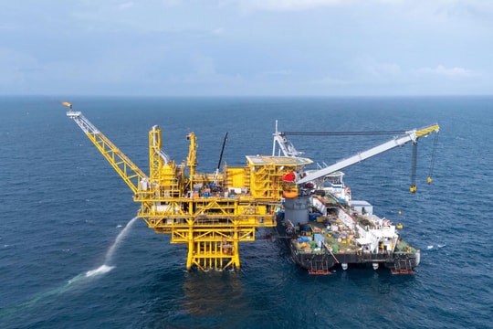 Dự án khai thác "vàng đen" ngoài khơi gần 650 triệu USD về đích trước hạn, chính thức đón dòng dầu đầu tiên