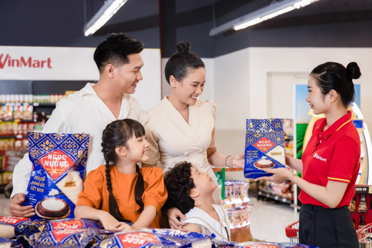 Dòng tiền trở lại nhóm bán lẻ, một cổ phiếu sáng cửa tăng trưởng tới 16%