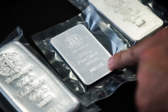 Giá bạc hôm nay 4/11/2025: Tăng nhẹ sau hai phiên giảm liên tiếp