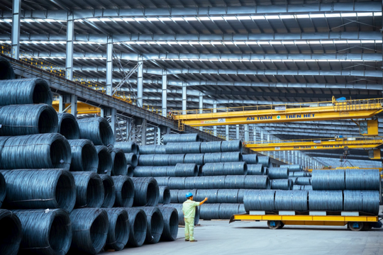 Dòng tiền lớn vẫn đổ mạnh vào nhóm thép, tâm điểm cổ phiếu nhà tỷ phú Trần Đình Long